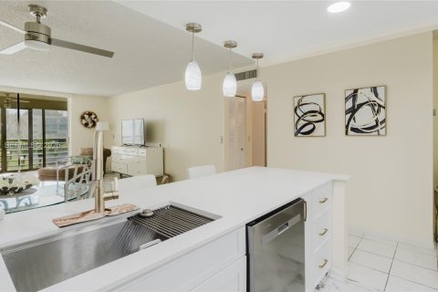 Condo in Dania Beach, Florida, 2 bedrooms  № 2058068 - photo 16