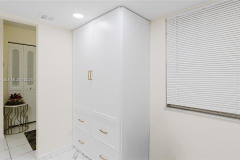 Condo in Dania Beach, Florida, 2 bedrooms  № 2058068 - photo 9