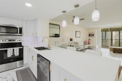 Condo in Dania Beach, Florida, 2 bedrooms  № 2058068 - photo 14