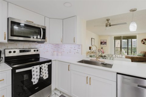 Condo in Dania Beach, Florida, 2 bedrooms  № 2058068 - photo 10