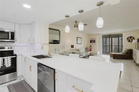 Condo in Dania Beach, Florida, 2 bedrooms  № 2058068 - photo 7