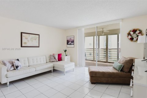 Condo in Dania Beach, Florida, 2 bedrooms  № 2058068 - photo 24