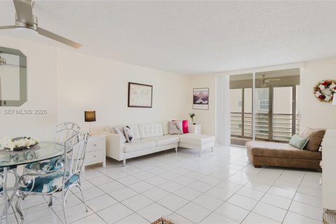 Condo in Dania Beach, Florida, 2 bedrooms  № 2058068 - photo 27