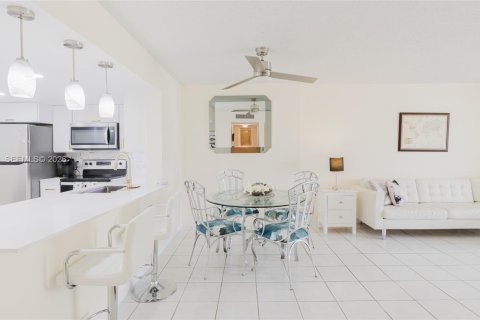 Condo in Dania Beach, Florida, 2 bedrooms  № 2058068 - photo 18