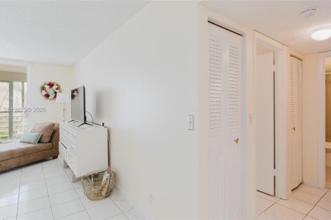 Condo in Dania Beach, Florida, 2 bedrooms  № 2058068 - photo 29