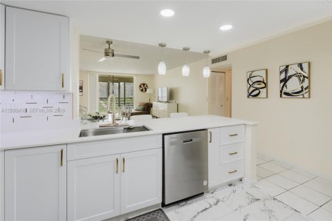 Condo in Dania Beach, Florida, 2 bedrooms  № 2058068 - photo 12