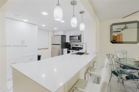 Condo in Dania Beach, Florida, 2 bedrooms  № 2058068 - photo 17