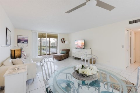 Condo in Dania Beach, Florida, 2 bedrooms  № 2058068 - photo 19