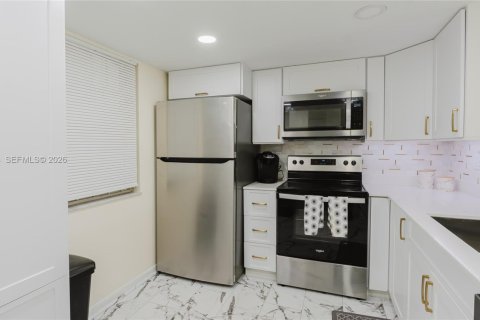 Condo in Dania Beach, Florida, 2 bedrooms  № 2058068 - photo 8