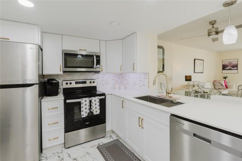 Condo in Dania Beach, Florida, 2 bedrooms  № 2058068 - photo 15