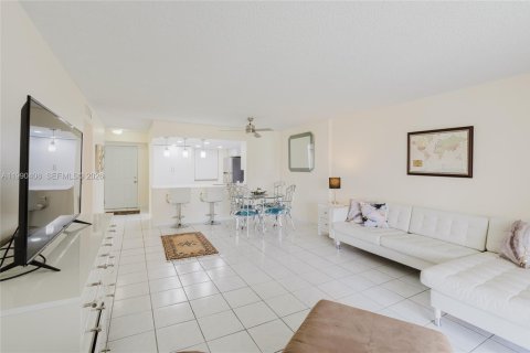 Condo in Dania Beach, Florida, 2 bedrooms  № 2058068 - photo 25