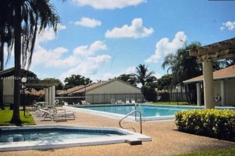 Condominio en alquiler en Davie, Florida, 2 dormitorios, 75.9 m2 № 1993152 - foto 13