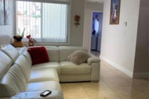 Villa ou maison à vendre à Hialeah, Floride: 3 chambres № 2086410 - photo 3