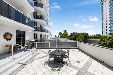Condo in Miami Beach, Florida, 1 bedroom № 1981986 - photo 24