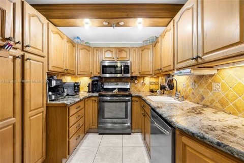 Condo in Miami Beach, Florida, 1 bedroom № 1981986 - photo 10