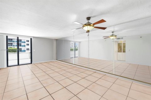 Condo in Miami Beach, Florida, 1 bedroom № 1981986 - photo 8