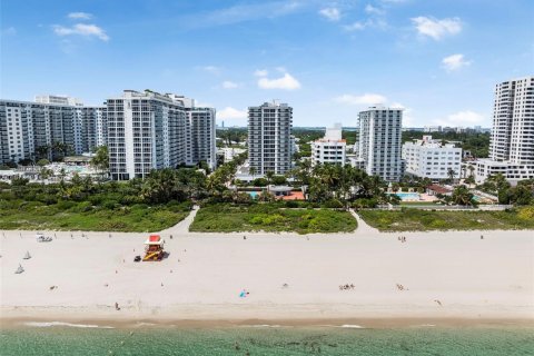 Condo in Miami Beach, Florida, 1 bedroom № 1981986 - photo 29