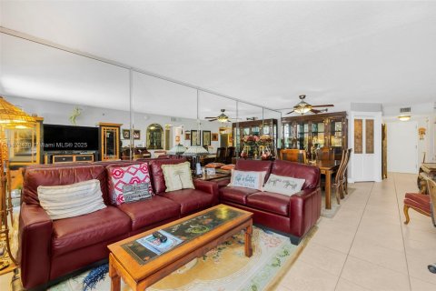 Condo in Miami Beach, Florida, 1 bedroom № 1981986 - photo 17