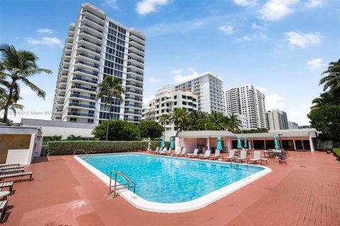 Condo in Miami Beach, Florida, 1 bedroom № 1981986 - photo 27