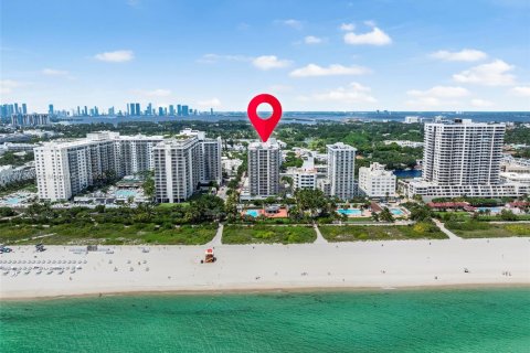 Condo in Miami Beach, Florida, 1 bedroom № 1981986 - photo 2