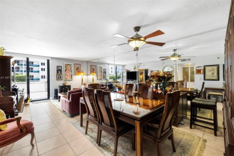 Condo in Miami Beach, Florida, 1 bedroom № 1981986 - photo 16