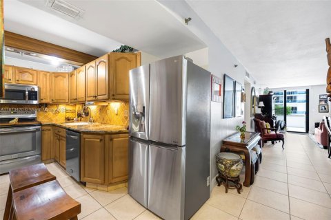 Condo in Miami Beach, Florida, 1 bedroom № 1981986 - photo 9