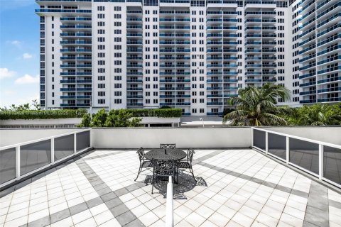 Condo in Miami Beach, Florida, 1 bedroom № 1981986 - photo 22