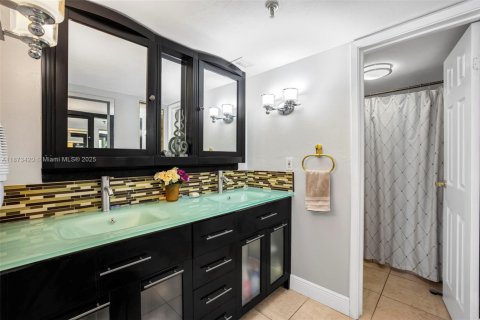 Condo in Miami Beach, Florida, 1 bedroom № 1981986 - photo 21