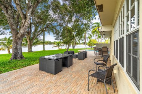 Купить виллу или дом в Пемброк-Пайнс, Флорида 2 спальни, 131.27м2, № 1995290 - фото 23