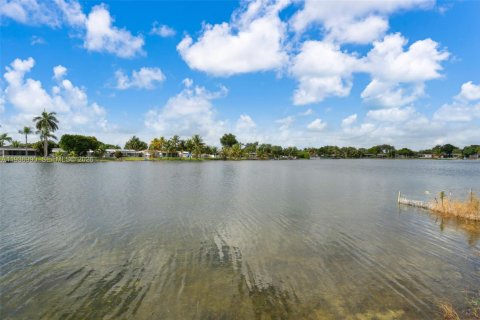 Купить виллу или дом в Пемброк-Пайнс, Флорида 2 спальни, 131.27м2, № 1995290 - фото 25