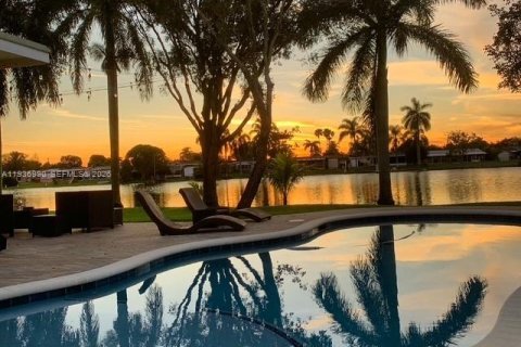 Дом в Пемброк-Пайнс, Флорида 2 спальни, 131.27м2 № 1995290