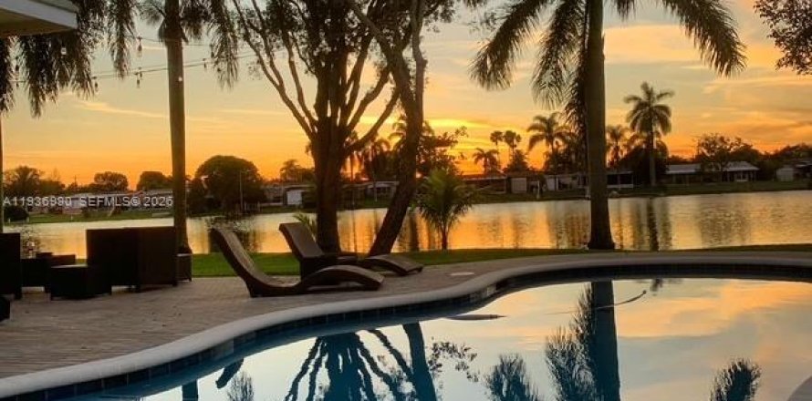 Дом в Пемброк-Пайнс, Флорида 2 спальни, 131.27м2 № 1995290