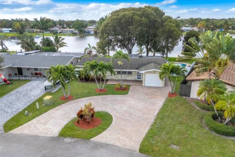 Купить виллу или дом в Пемброк-Пайнс, Флорида 2 спальни, 131.27м2, № 1995290 - фото 3