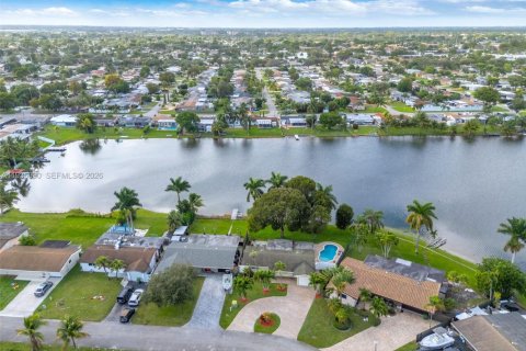 Купить виллу или дом в Пемброк-Пайнс, Флорида 2 спальни, 131.27м2, № 1995290 - фото 28