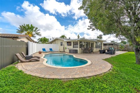 Купить виллу или дом в Пемброк-Пайнс, Флорида 2 спальни, 131.27м2, № 1995290 - фото 18