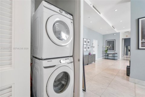 Condo in Miami Beach, Florida, 2 bedrooms  № 2248745 - photo 12