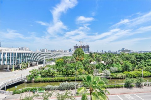 Condo in Miami Beach, Florida, 2 bedrooms  № 2248745 - photo 4