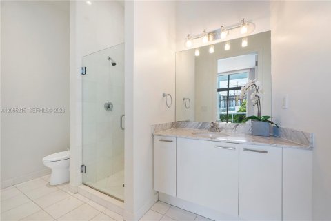 Condo in Miami Beach, Florida, 2 bedrooms  № 2248745 - photo 11