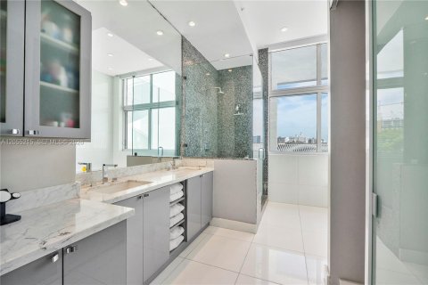 Condo in Miami Beach, Florida, 2 bedrooms  № 2248745 - photo 7
