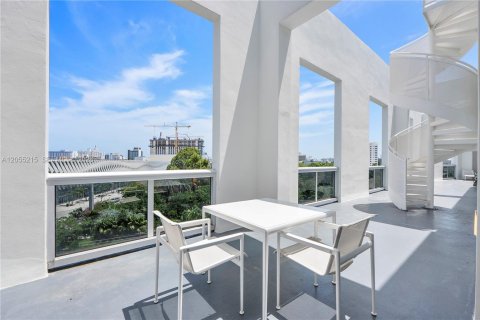 Condo in Miami Beach, Florida, 2 bedrooms  № 2248745 - photo 13
