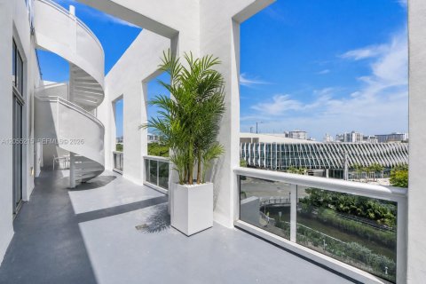 Condo in Miami Beach, Florida, 2 bedrooms  № 2248745 - photo 3