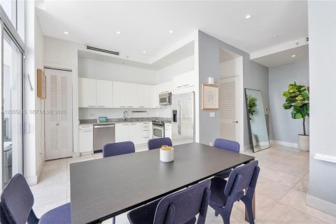Condo in Miami Beach, Florida, 2 bedrooms  № 2248745 - photo 17
