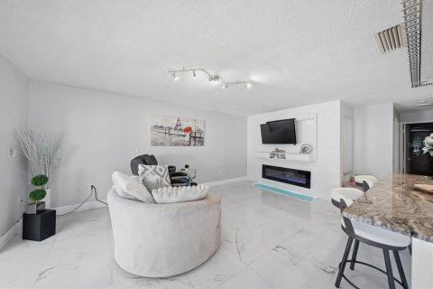 Condo in Saint Petersburg, Florida, 1 bedroom № 2232804 - photo 10