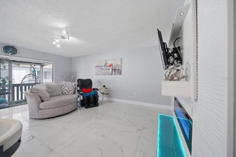 Condo in Saint Petersburg, Florida, 1 bedroom № 2232804 - photo 5