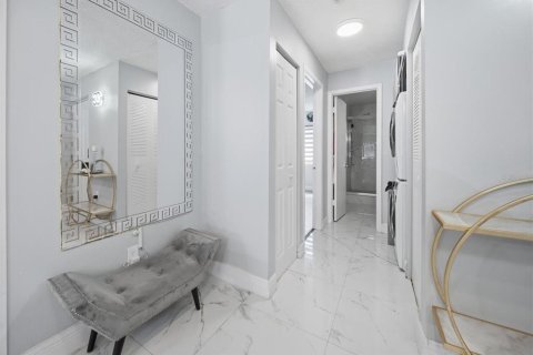 Condo in Saint Petersburg, Florida, 1 bedroom № 2232804 - photo 3