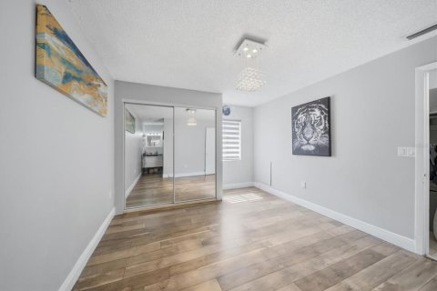 Condo in Saint Petersburg, Florida, 1 bedroom № 2232804 - photo 16