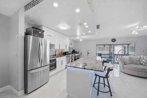 Condo in Saint Petersburg, Florida, 1 bedroom № 2232804 - photo 13