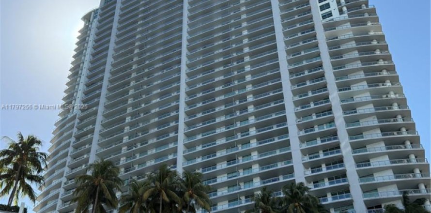 Кондоминиум с 2 спальнями в Майами, Флорида № 1986446