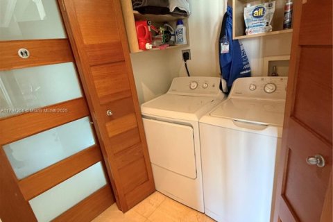 Купить кондоминиум в Майами, Флорида 2 спальни, 101.54м2, № 1986446 - фото 13