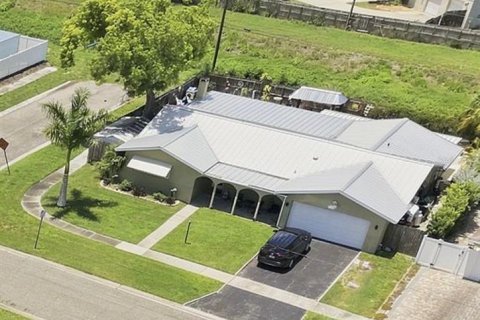 Casa en venta en Saint Petersburg, Florida, 3 dormitorios, 212.75 m2 № 2387484 - foto 2